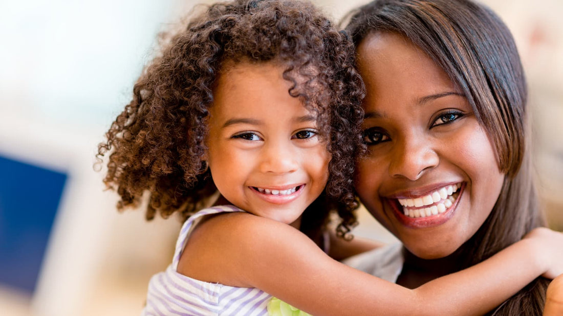 5 conseils essentiels pour démêler les cheveux bouclés de votre enfant en douceur - Ethnilink