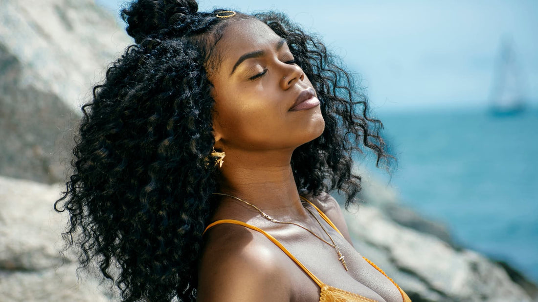 5 étapes pour une routine hydratante pour des cheveux frisés éclatants cet été