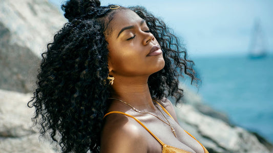 5 étapes pour une routine hydratante pour des cheveux frisés éclatants cet été