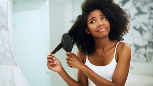 Des cheveux frisés sans frisottis : comment éviter le gonflement et le cheveu sec au séchage - Ethnilink