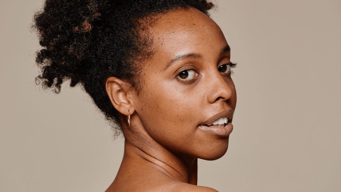 Peaux mates et sensibles : pourquoi le clean skincare change vraiment la donne