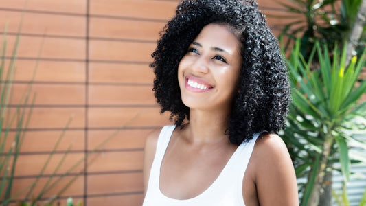 Protéger vos cheveux bouclés du soleil à la plage