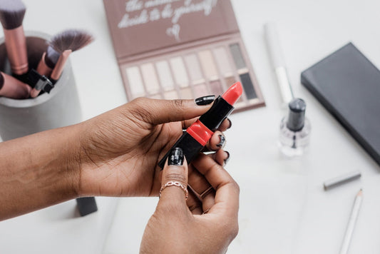 Quelles couleurs de rouge à lèvres choisir pour une peau noire ?